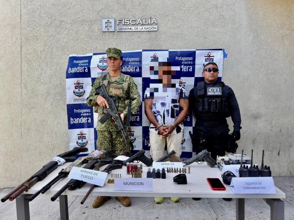 ARMADA DE COLOMBIA CAPTURA A PRESUNTO INTEGRANTE DEL CLAN DEL GOLFO E INCAUTA ARMAMENTO Y EQUIPOS TECNOLÓGICOS